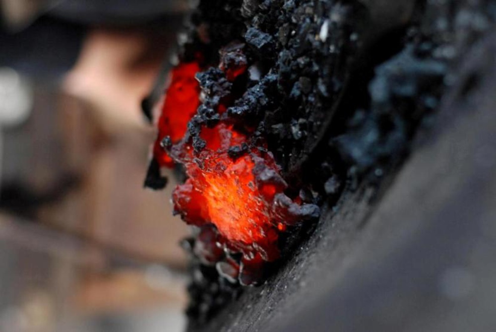 Tavení oceli pro japonský meč