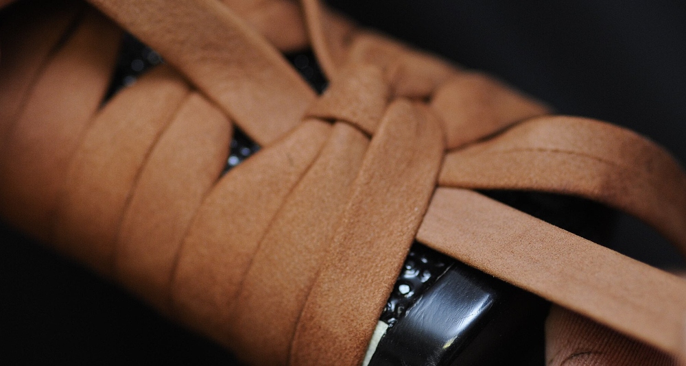 Pavel Bolf oplétá rukojeť japonského meče