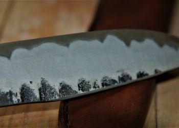 Nože z překládané oceli a oceli oroshigane 