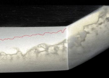 Čepel tachi v Ichimonji stylu. Hamon Choji s utsuri. Na fotografii je zřetelná změna struktury oceli v oblasti utsuri.