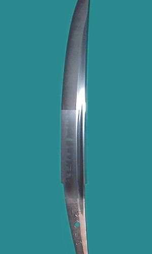 Tanto in the design of O soraku zukuri, made by the current swordsman Naohiro. A typical feature of this design is that the tip border of the yokote line extends beyond half the length of the blade. This blade features a beautiful chōji hardening created without the use of paste. https://www.ksky.ne.jp/~sumie99/index.html Read more here: https://www.katana-kaji.cz/news/typy-cepeli-tanto/